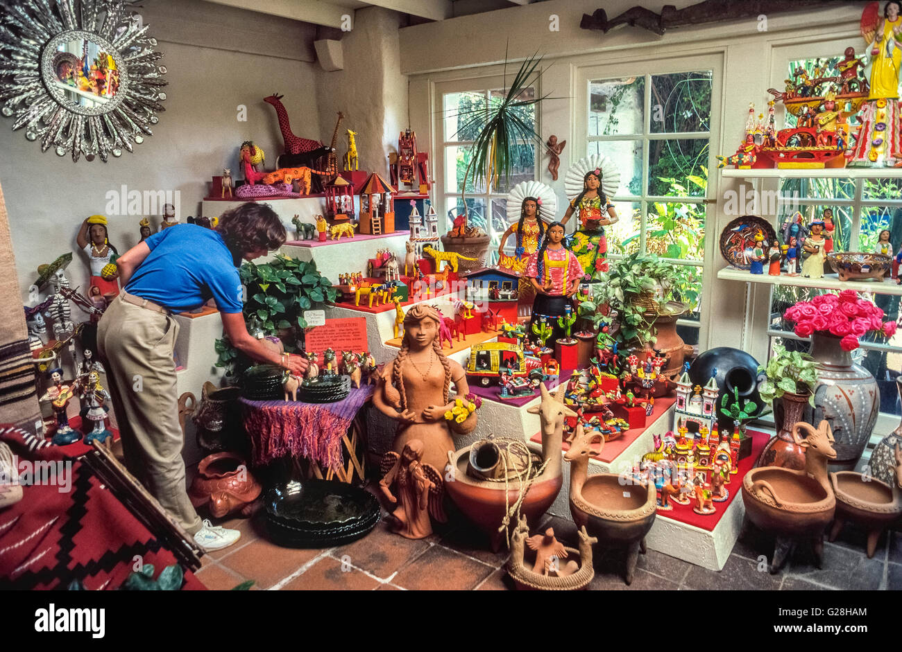 Colorata arte popolare dal Messico è visualizzato in un arti e mestieri shop nella Città Vecchia di San Diego, California, Stati Uniti d'America. La Citta' Vecchia di San Diego è un quartiere popolare tra la gente del posto e i turisti per i suoi molti negozi, ristoranti e siti storici. La zona è denominata il luogo di nascita della California a causa di un Forte Spagnolo e la missione che vi è stabilito, nel 1769 divenne il primo stabile insediamento Europeo in che stato occidentale. La città vecchia è a poche miglia a nord dal confine con gli Stati Uniti con il Messico. Foto Stock