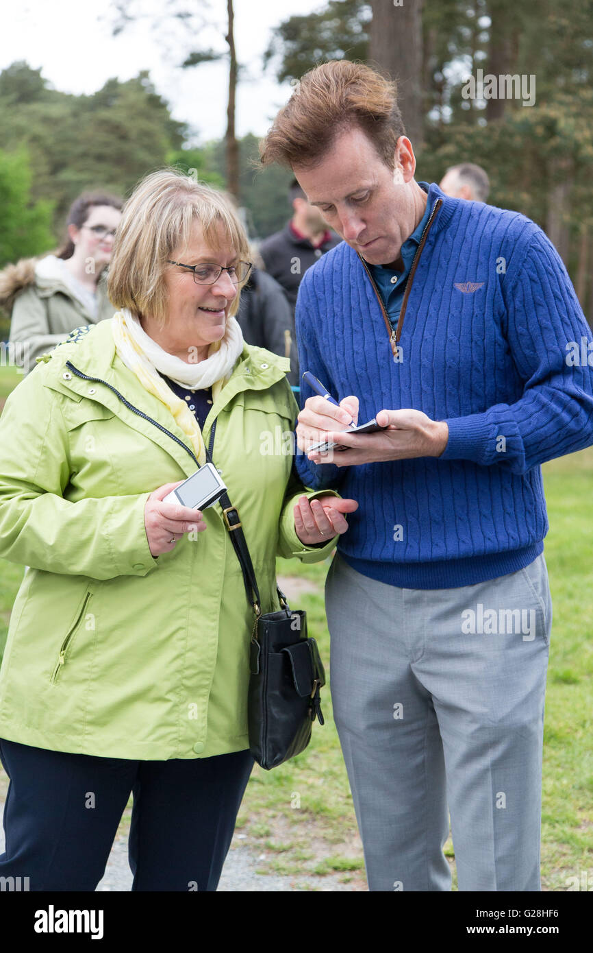 WENTWORTH, UK: Maggio, 25, 2016 Anton du Beke segni un autografo per una ventola durante la BMW PGA Celebrity Pro-Am di Wentworth. Foto Stock