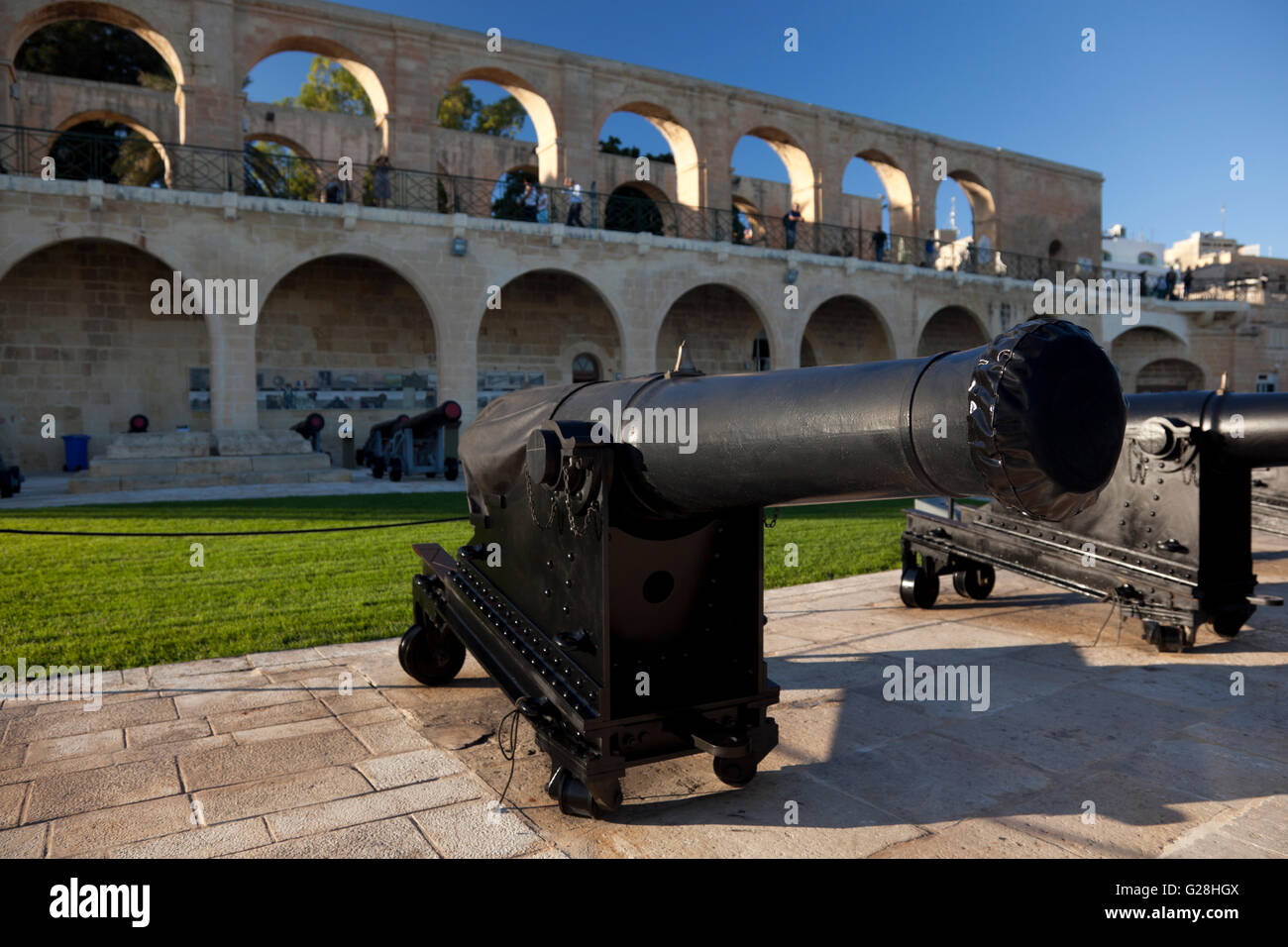 Una replica di un ferro da stiro pistola SBBL 32 Pounder presso i bastioni delle fortificazioni in Upper Barakka Gardens a La Valletta. Foto Stock