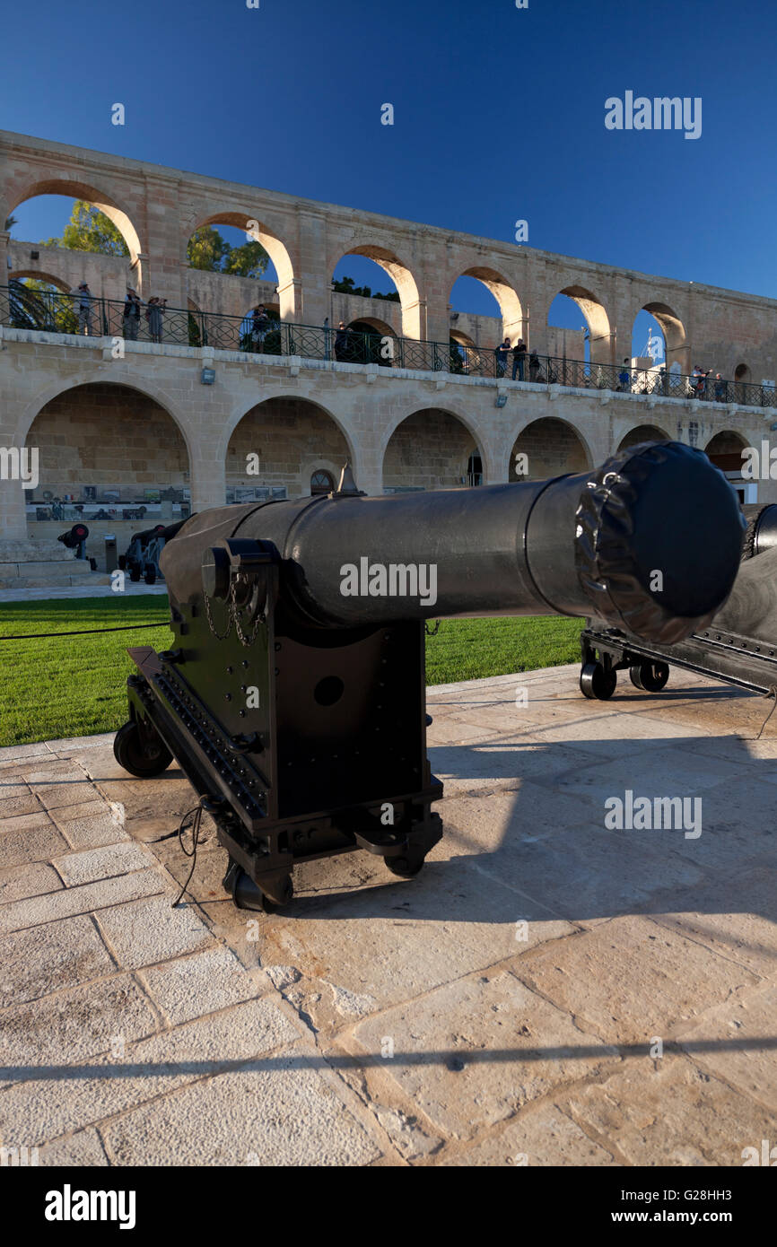 Una replica di un ferro da stiro pistola SBBL 32 Pounder presso i bastioni delle fortificazioni in Upper Barakka Gardens a La Valletta. Foto Stock