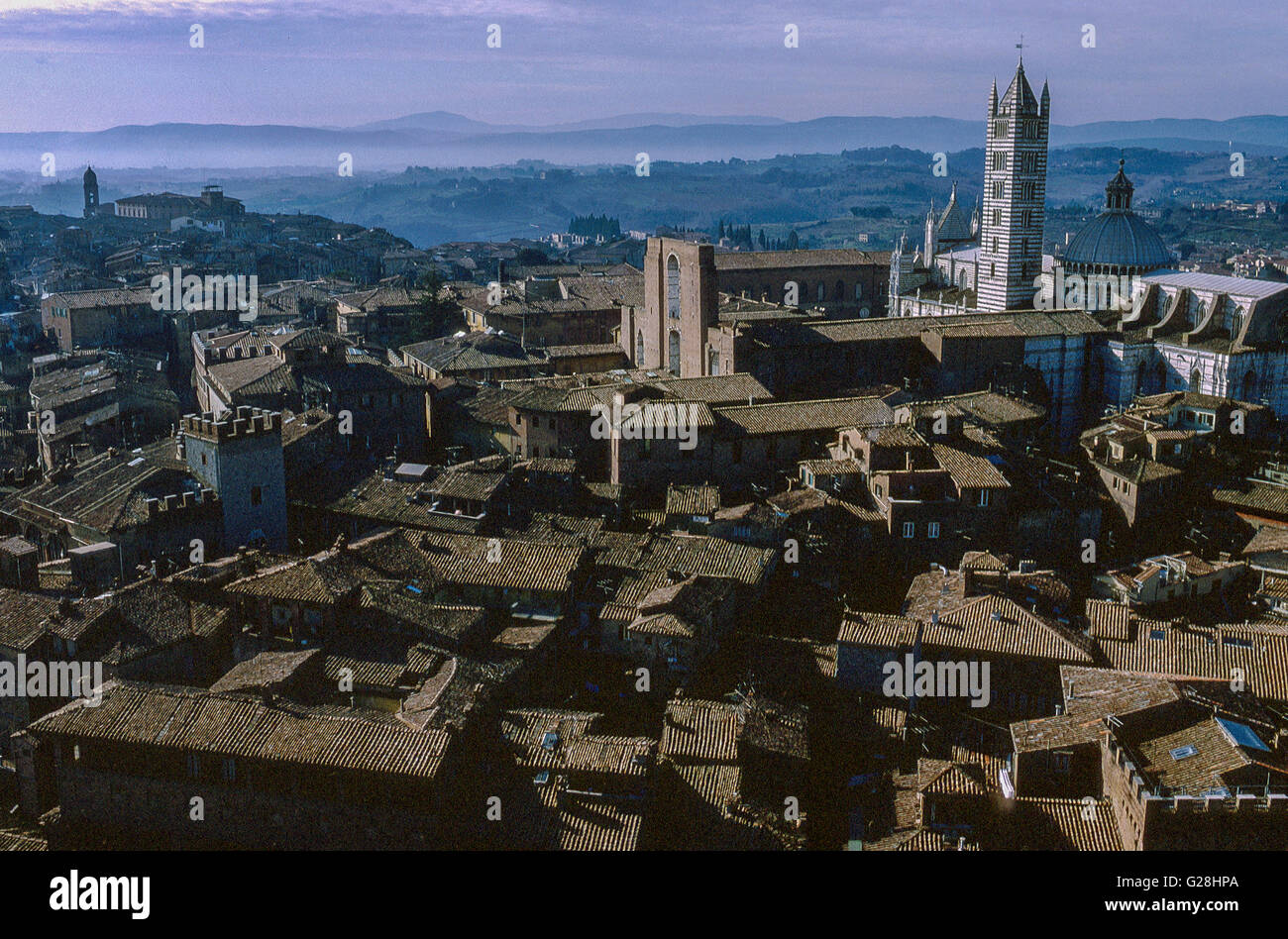 Siena con la cattedrale di Santa Maria Assunta visto dalla Torre del Mangia Foto Stock