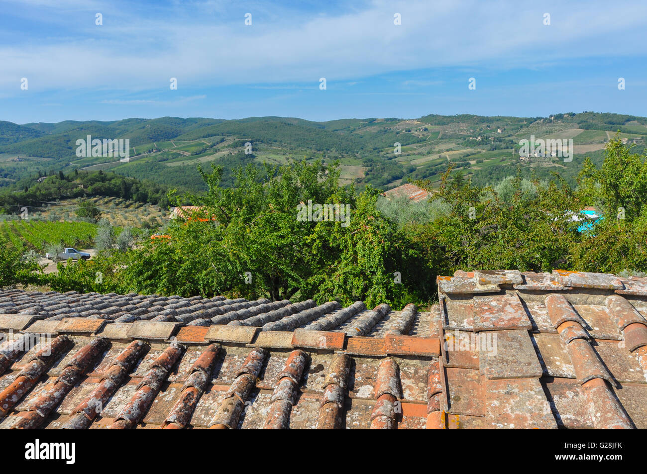 Vista della regione del Chianti in Italia centrale da un vecchio tetto in terra cotta Foto Stock
