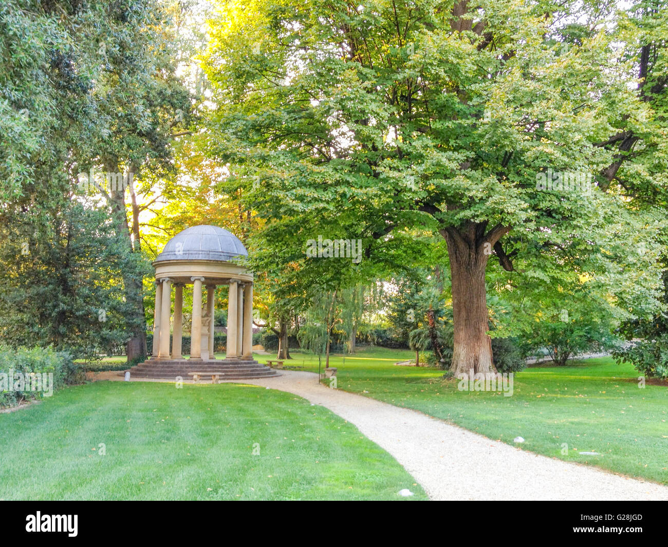 Parco con una vecchia struttura a cupola con colonne doriche e il percorso Foto Stock