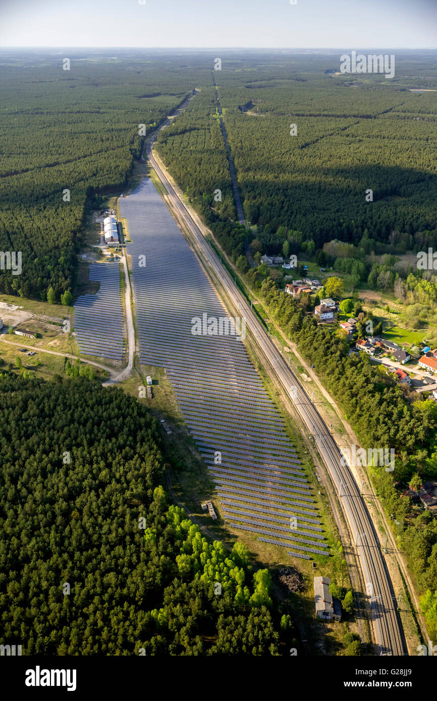 Vista aerea, pannelli solari sul sito dell'ex deposito merci Fuerstenberg, Fuerstenberg / Havel, Meclemburgo Lake District, Foto Stock