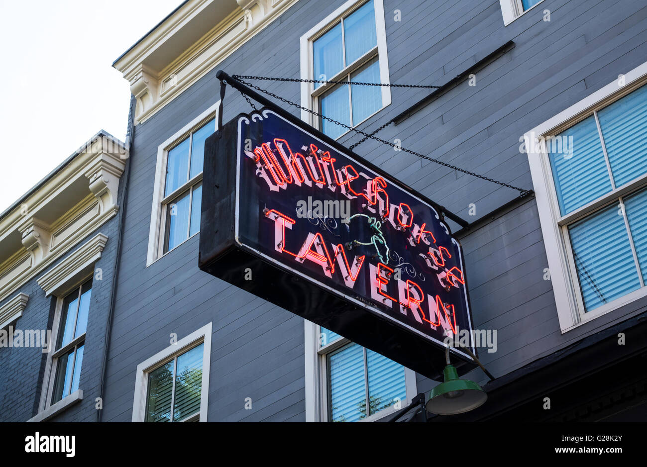 Insegna al neon fuori della Taverna White Horse nel Greenwich Village di New York City, un punto di riferimento pub, dove famosi scrittori bevuto Foto Stock