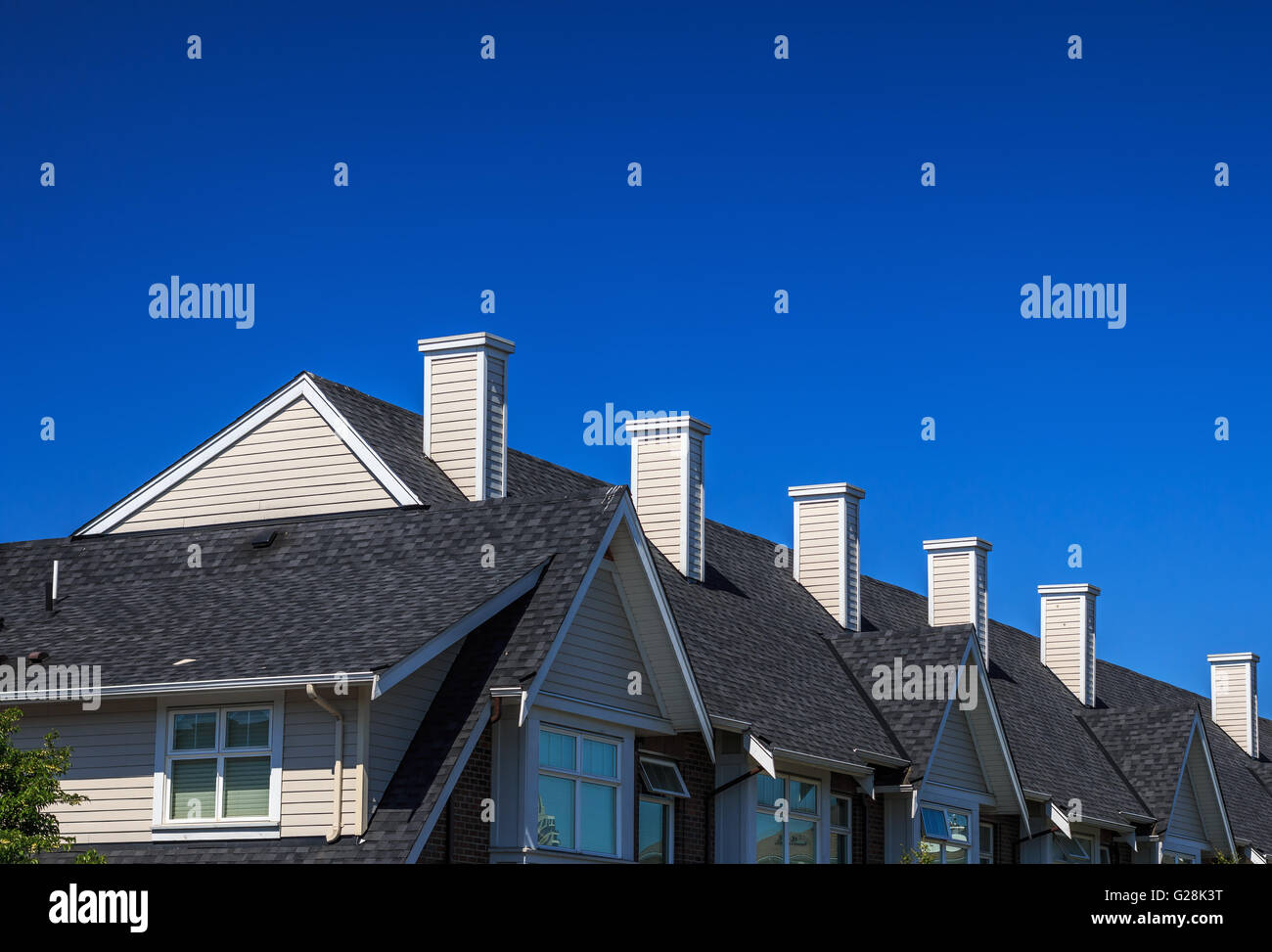 Moderno edificio residenziale contro il cielo blu in Nord America. Foto Stock