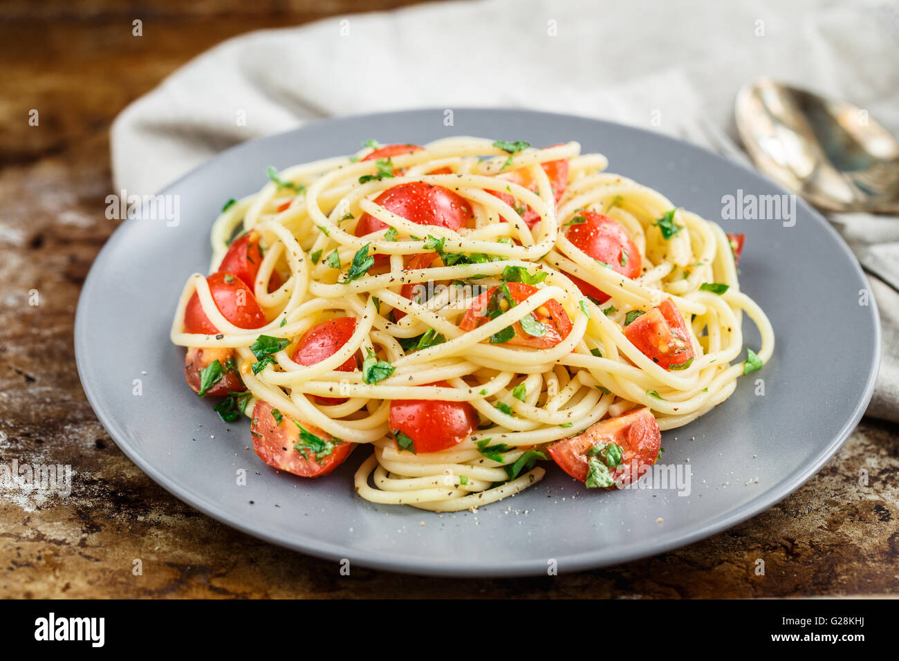 Pasta con pomodorini e prezzemolo Foto Stock