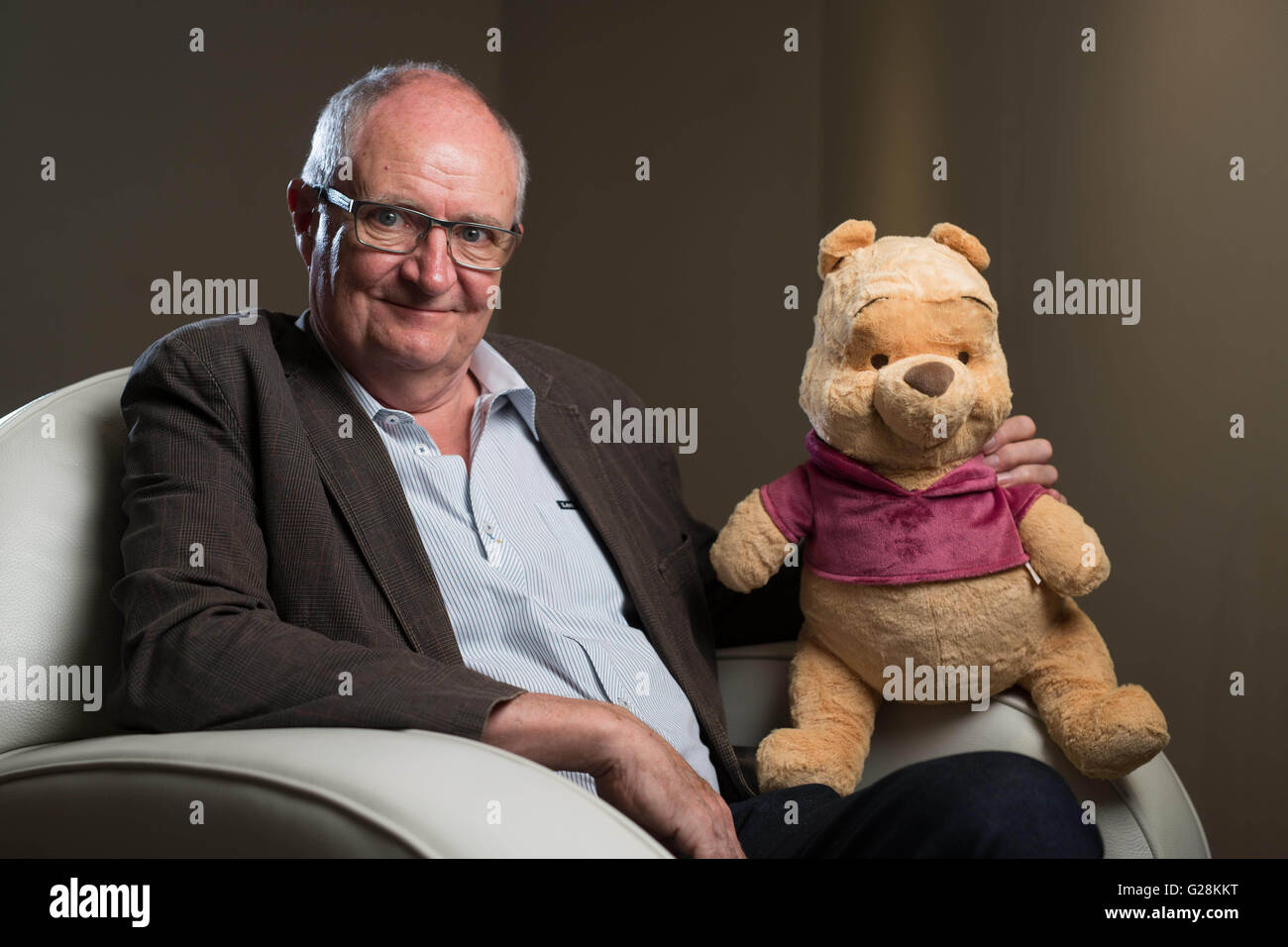 Solo uso editoriale precedentemente non sottoscritto foto datata 10/05/16 dell'attore Jim Broadbent, che ha raccontato un nuovo Winnie-the-Pooh avventura che vede l'orso di poco cervello incontrare la Regina per la prima volta che è stato rilasciato per celebrare sia della loro novantesimo compleanno. Foto Stock