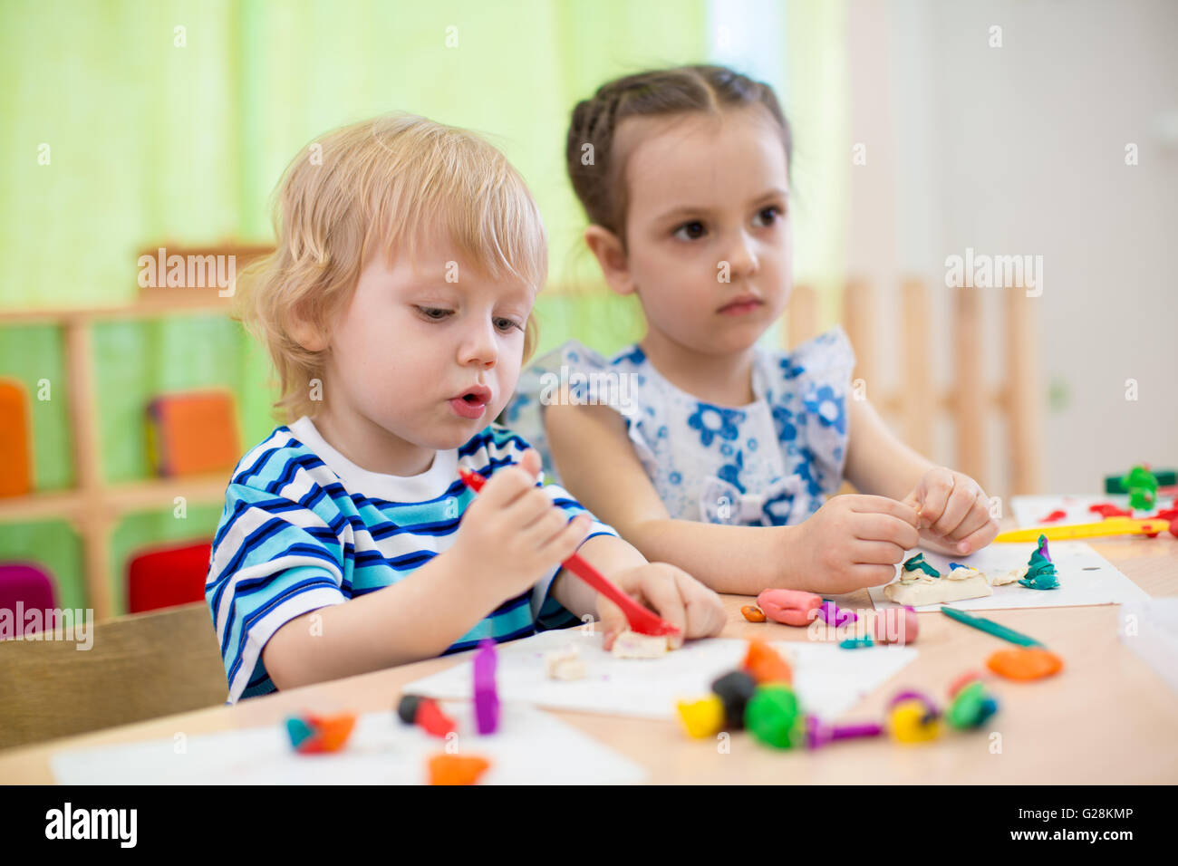 I bambini facendo arti e mestieri. I bambini in una scuola materna. Foto Stock