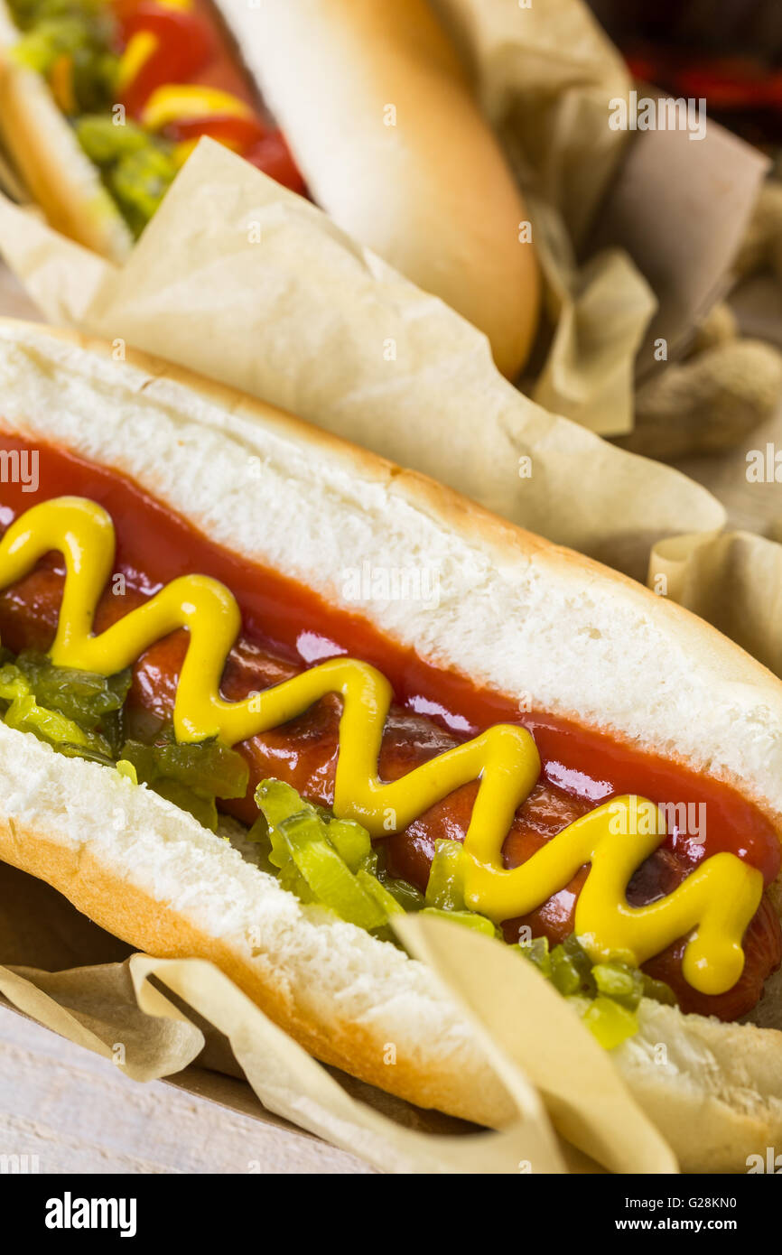 Il baseball parte del cibo con sfere e mizuno su una tavola di legno. Foto Stock