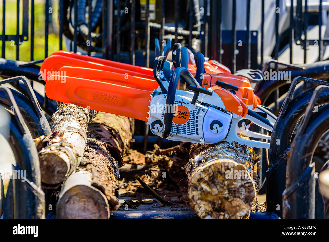Emmaboda, Svezia - 13 Maggio 2016: la foresta e il trattore (Skog och traktor) fiera. Stihl MS 201c chainsaw su tronchi di legno Foto Stock
