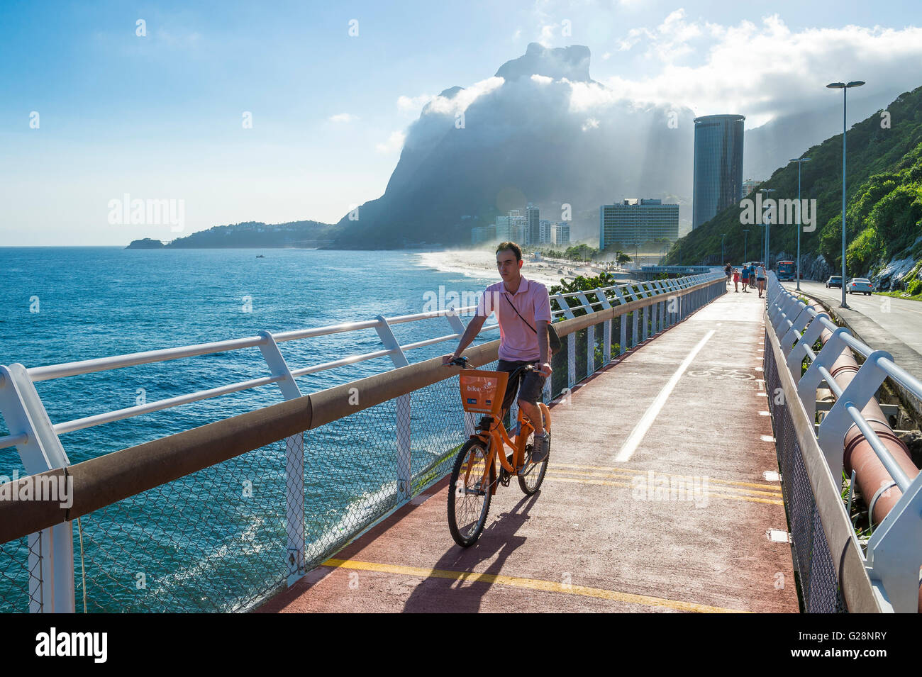 RIO DE JANEIRO - MARZO 19, 2016: Un ciclista cavalca il recentemente completato Ciclovia Tim Maia percorso per biciclette, un Olimpiadi legacy project. Foto Stock