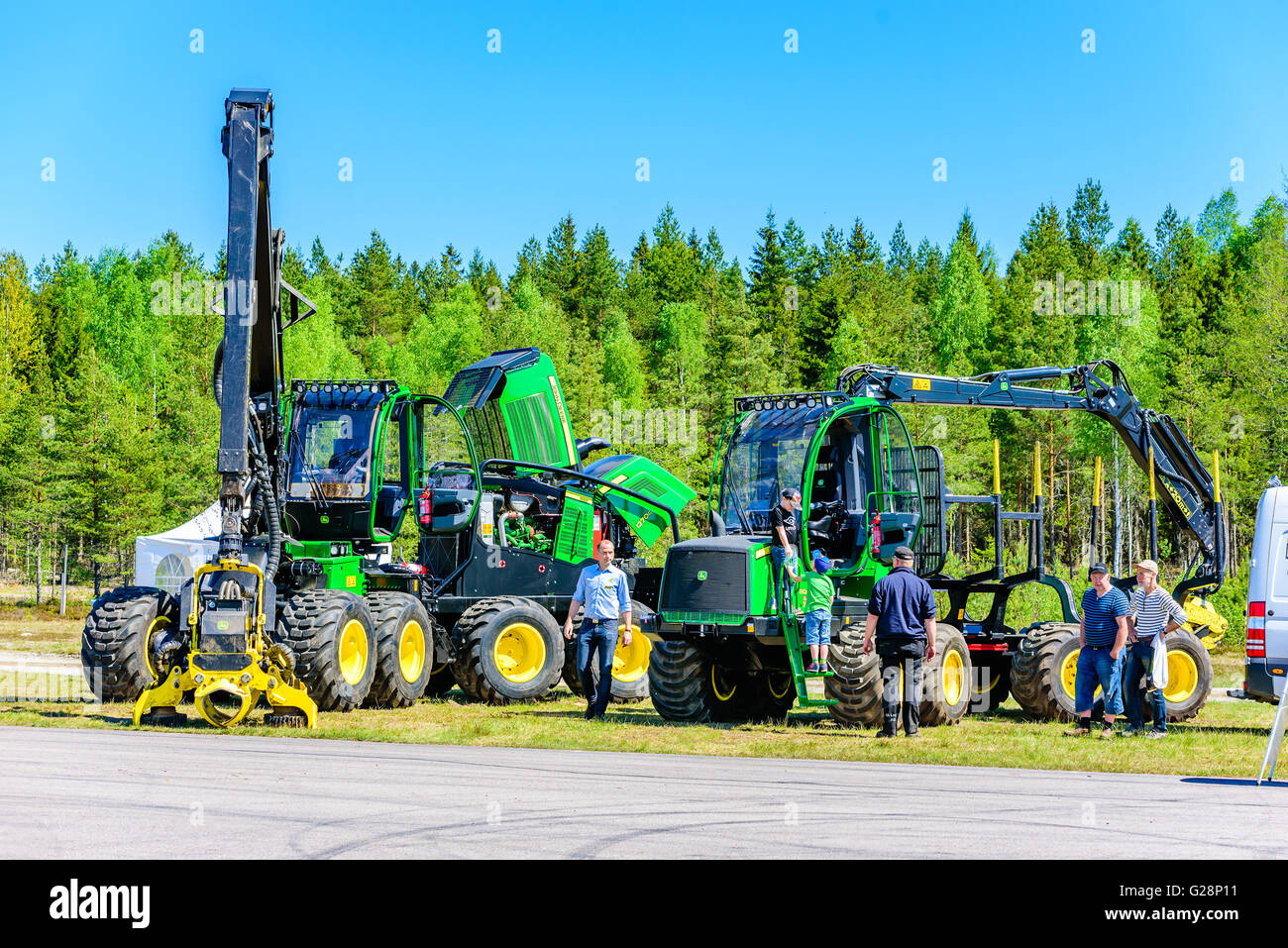 Emmaboda, Svezia - 13 Maggio 2016: la foresta e il trattore (Skog och traktor) fiera. John Deere macchine forestali a ruote 1270 trebbiatrice Foto Stock