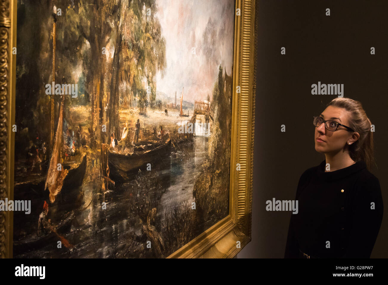 Christie's, St James, Londra. Una donna esamina 'Vista sul Stour vicino a Dedham e' da John Constable di Christie's, Londra Foto Stock