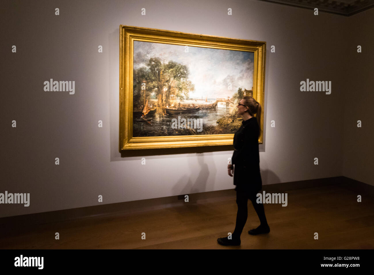 Christie's, St James, Londra. Una donna esamina 'Vista sul Stour vicino a Dedham e' da John Constable di Christie's, Londra Foto Stock