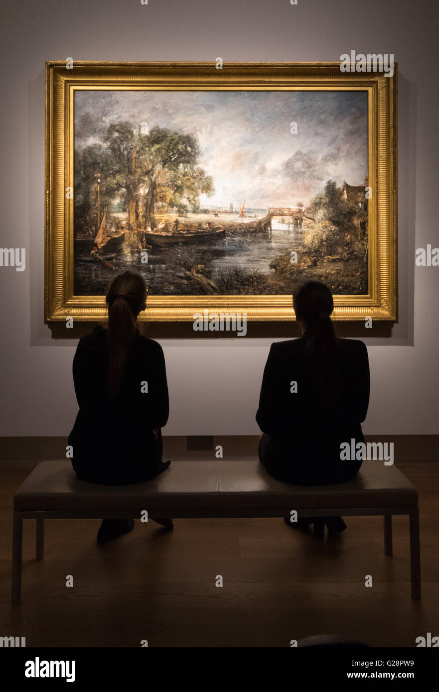 Christie's, St James, Londra. Due donne ammirare "vista sul Stour vicino a Dedham e' da John Constable di Christie's, Londra Foto Stock