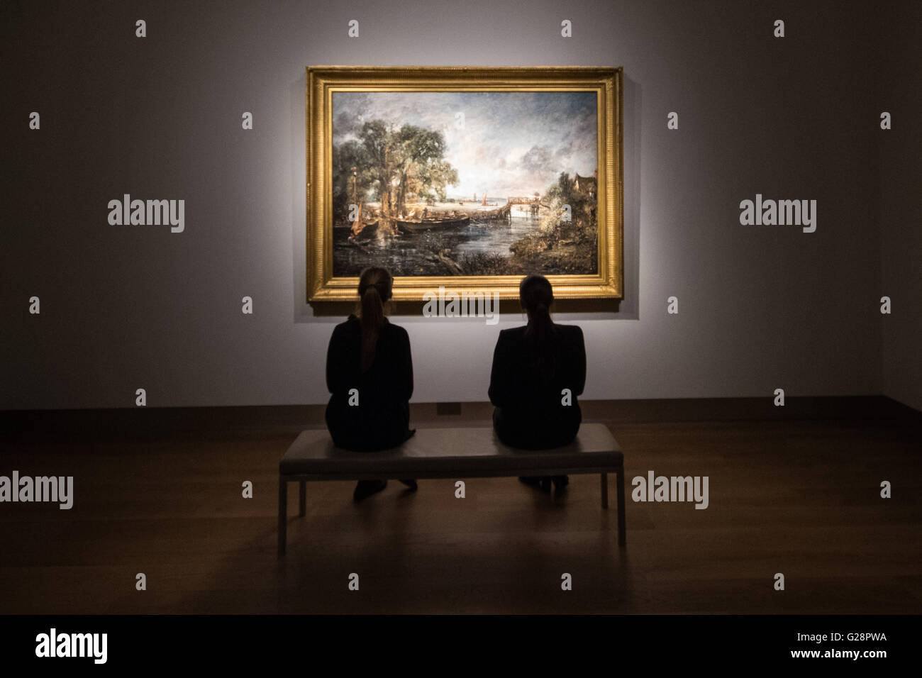 Christie's, St James, Londra. Due donne ammirare "vista sul Stour vicino a Dedham e' da John Constable di Christie's, Londra Foto Stock