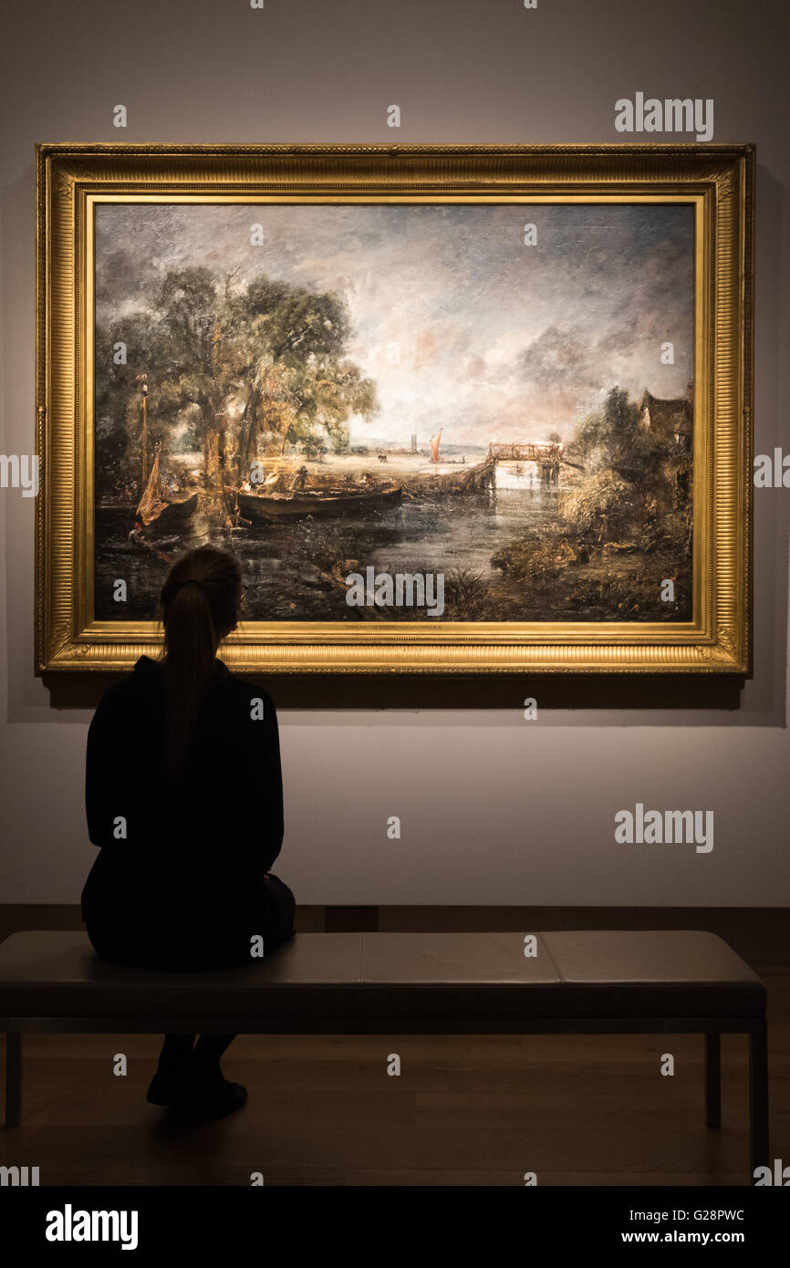 Christie's, St James, Londra. Una donna si ammira "vista sul Stour vicino a Dedham e' da John Constable di Christie's, Londra Foto Stock
