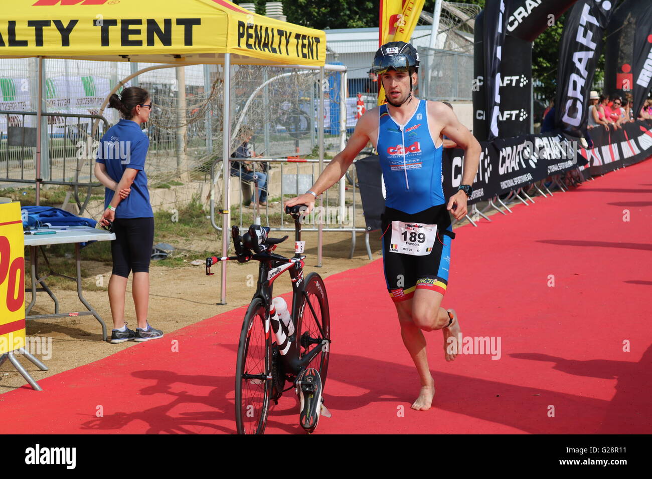 Francois Humblet, Belgio triatleta, teste di transizione di bici a Ironman Barcellona 70,3 a Calella, Spagna Foto Stock