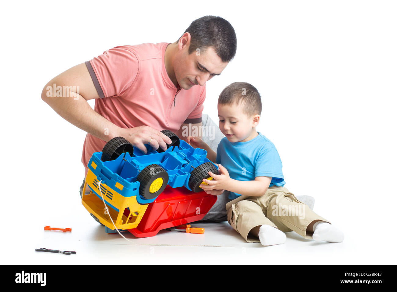 Kid boy e il suo papà di fissaggio trunk giocattolo Foto Stock