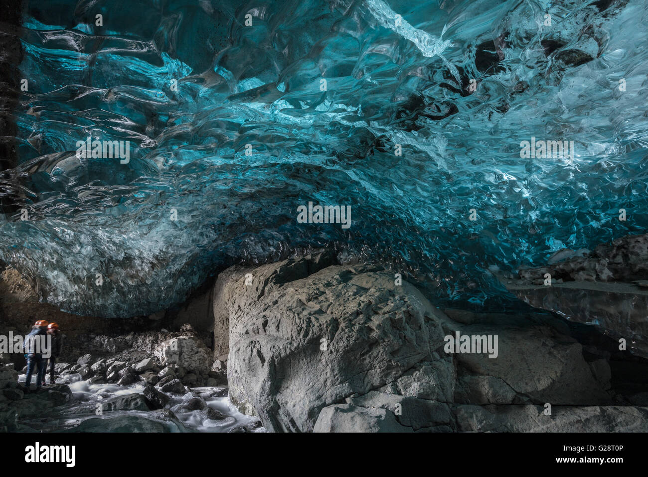 I turisti in una caverna di ghiaccio, Vatnajokull, Islanda Foto Stock