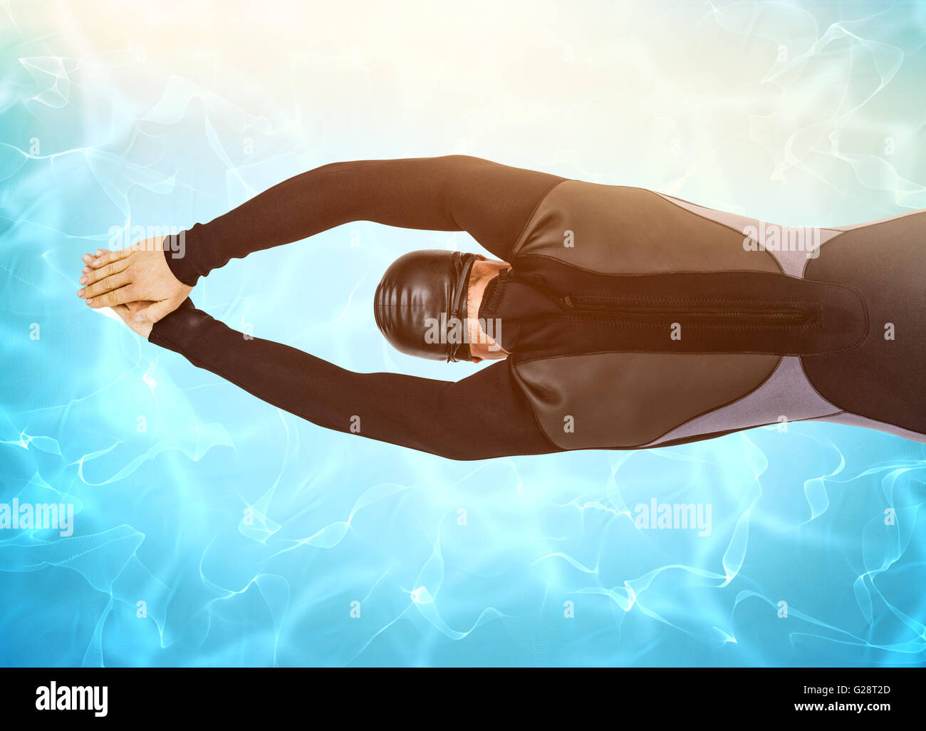 Immagine composita della vista posteriore del nuotatore in wetsuit durante l'immersione Foto Stock