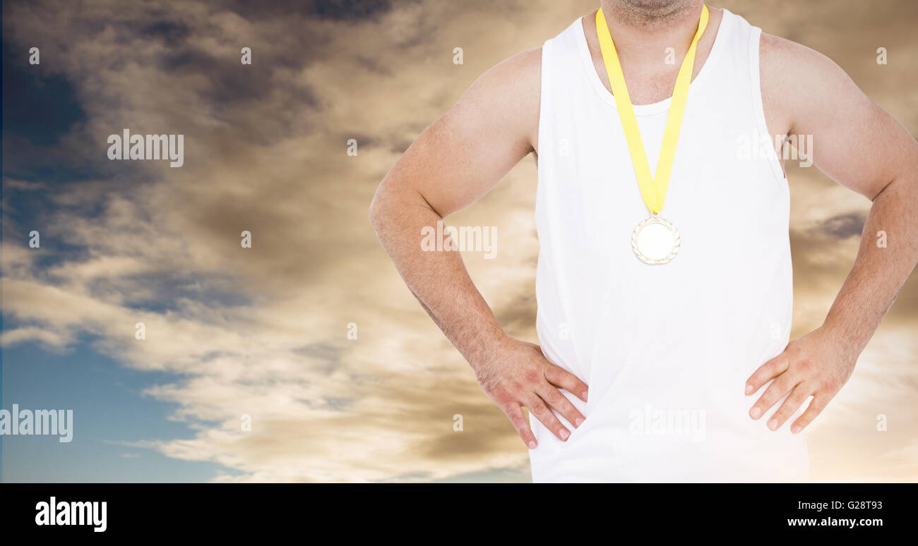 Immagine composita di close-up di atleta con medaglia olimpica Foto Stock