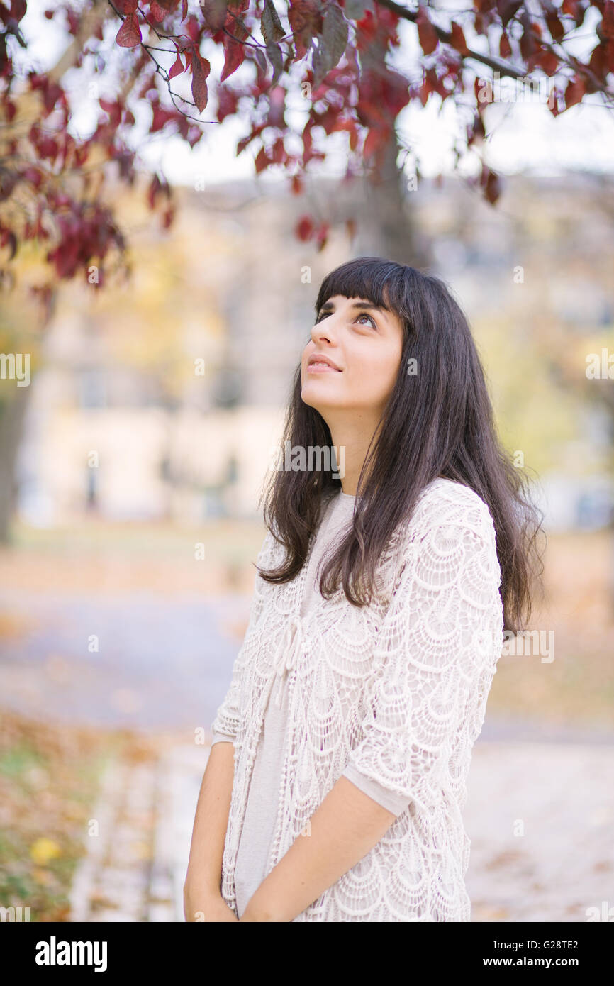 Ritratto di una giovane donna con i capelli scuri in pizzo bianco shirt Foto Stock