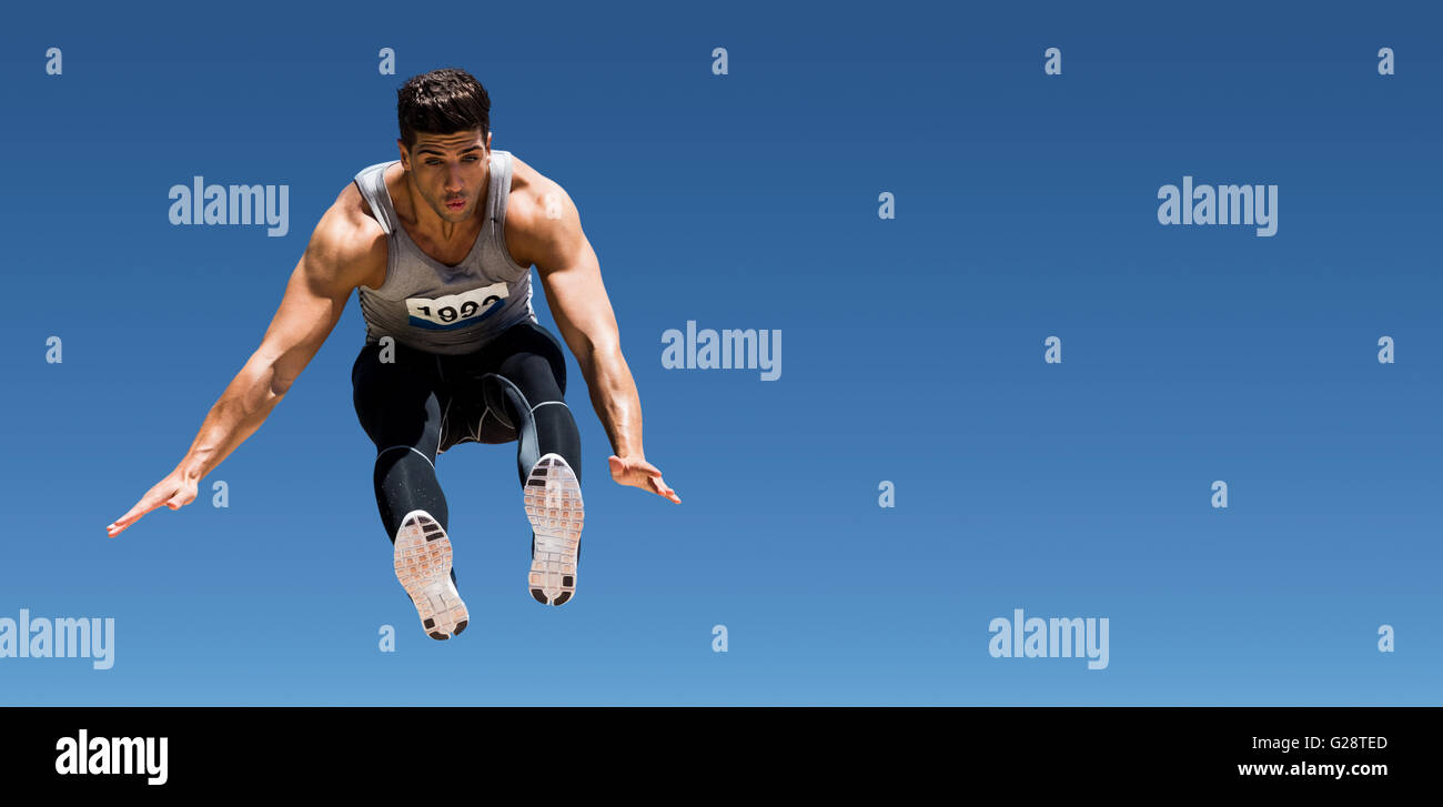Immagine composita della vista frontale di sportivo è jumping Foto Stock