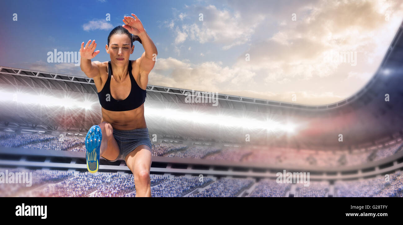 Immagine composita di sportive saltando su sfondo bianco Foto Stock