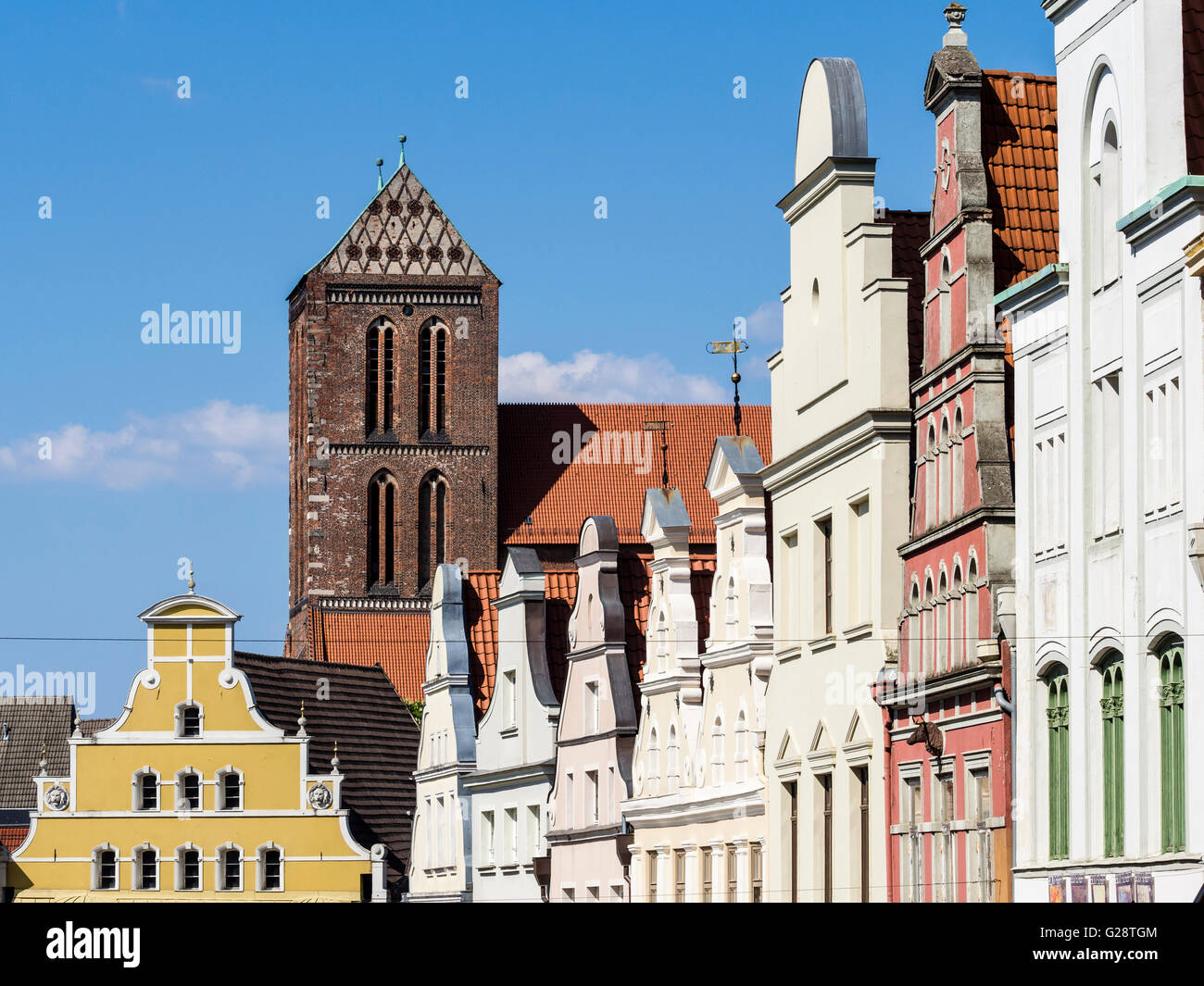 San Nikolai chiesa e facciate in street Krämerstrasse, Wismar in Germania Foto Stock