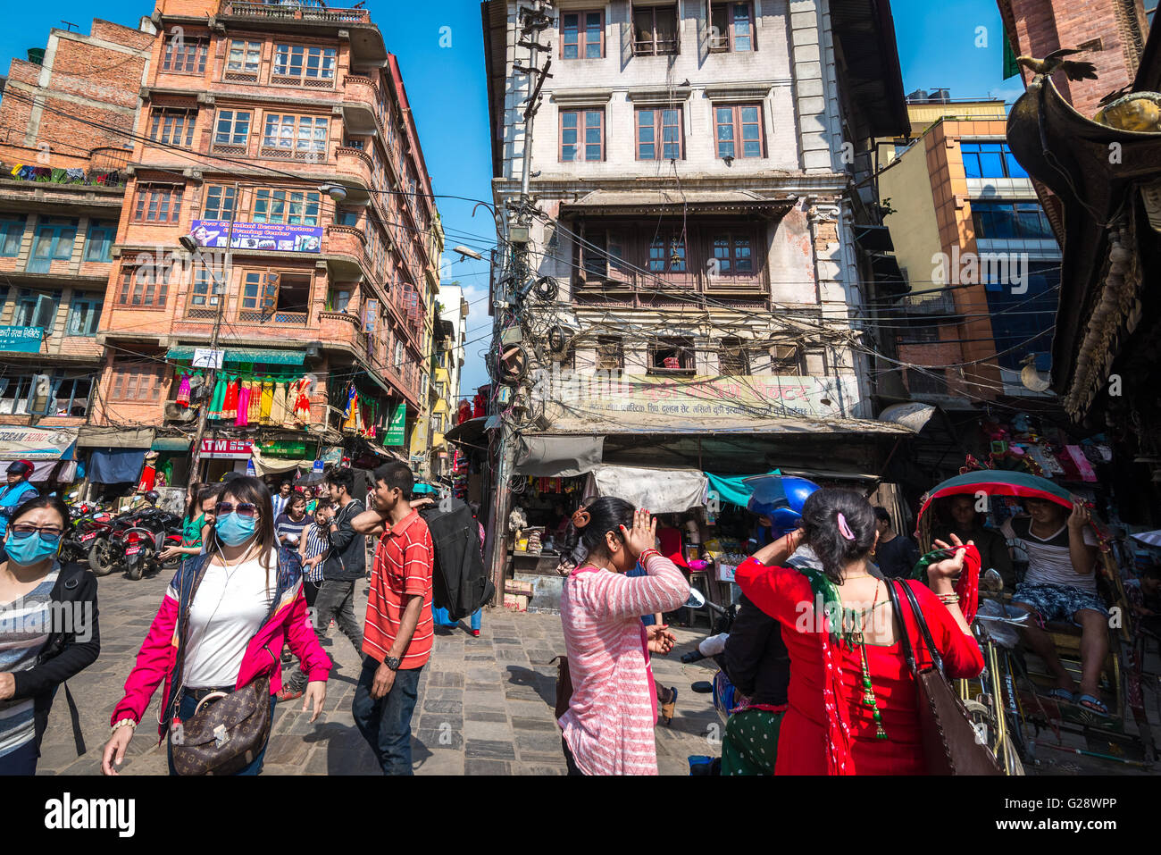 Persone che camminano attraverso una piazza in un'area commerciale a Thamel, Kathmandu, Nepal. Foto Stock