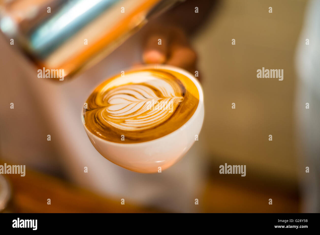 Come fare latte art caffè, simbolo del cuore Foto Stock