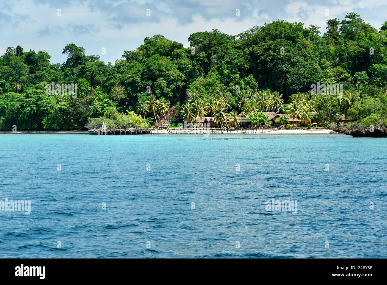 Bella spiaggia tropicale sull'isola di Bomba. Isole Togean o isole Togian nel Golfo di Tomini. Sulawesi centrali. Indonesia Foto Stock