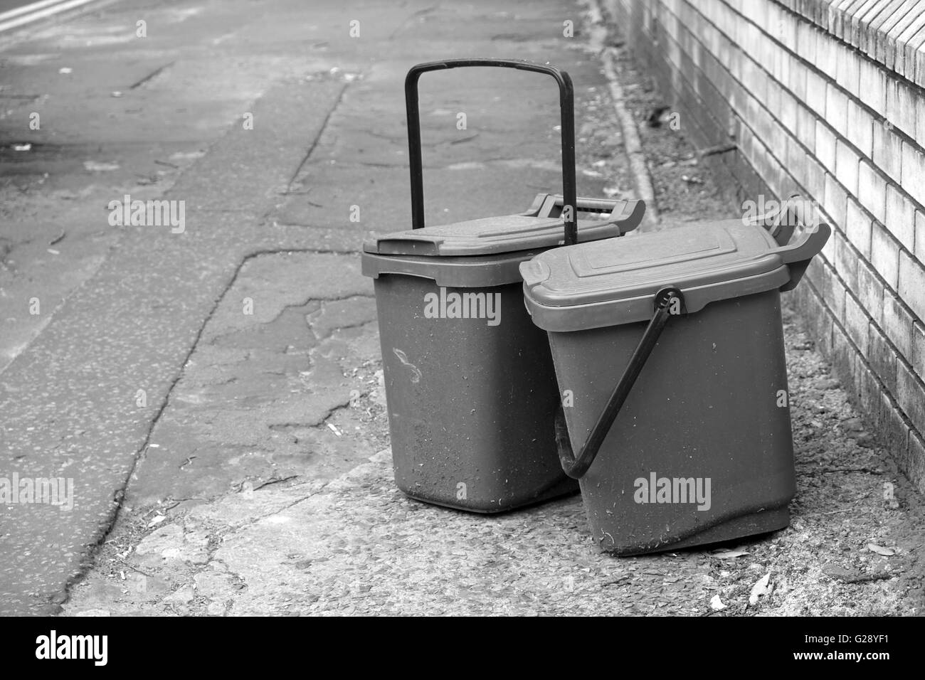 Rifiuti di cibi brown cassonetti per il riciclaggio a sinistra sulla strada per la raccolta a Cardiff, Maggio 2016 Foto Stock