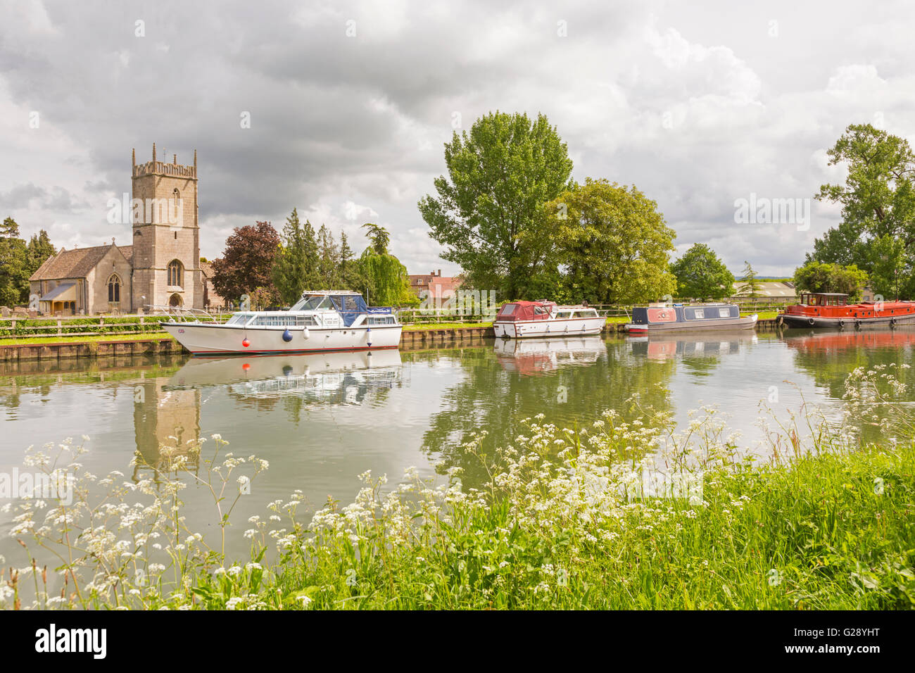 Il canottaggio sulla Gloucester e Nitidezza Canal e Santa Maria Vergine Chiesa Frampton on severn, Gloucestershire, England, Regno Unito Foto Stock