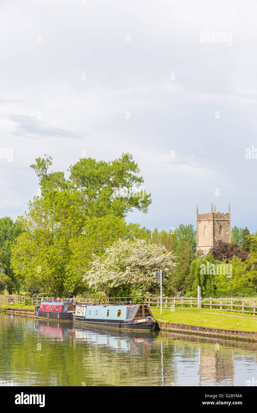 Il canottaggio sulla Gloucester e Nitidezza Canal e Santa Maria Vergine Chiesa Frampton on severn, Gloucestershire, England, Regno Unito Foto Stock