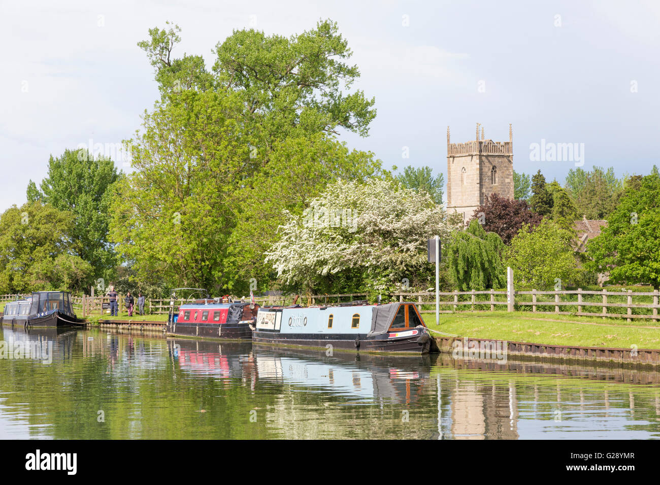 Il canottaggio sulla Gloucester e Nitidezza Canal e Santa Maria Vergine Chiesa Frampton on severn, Gloucestershire, England, Regno Unito Foto Stock
