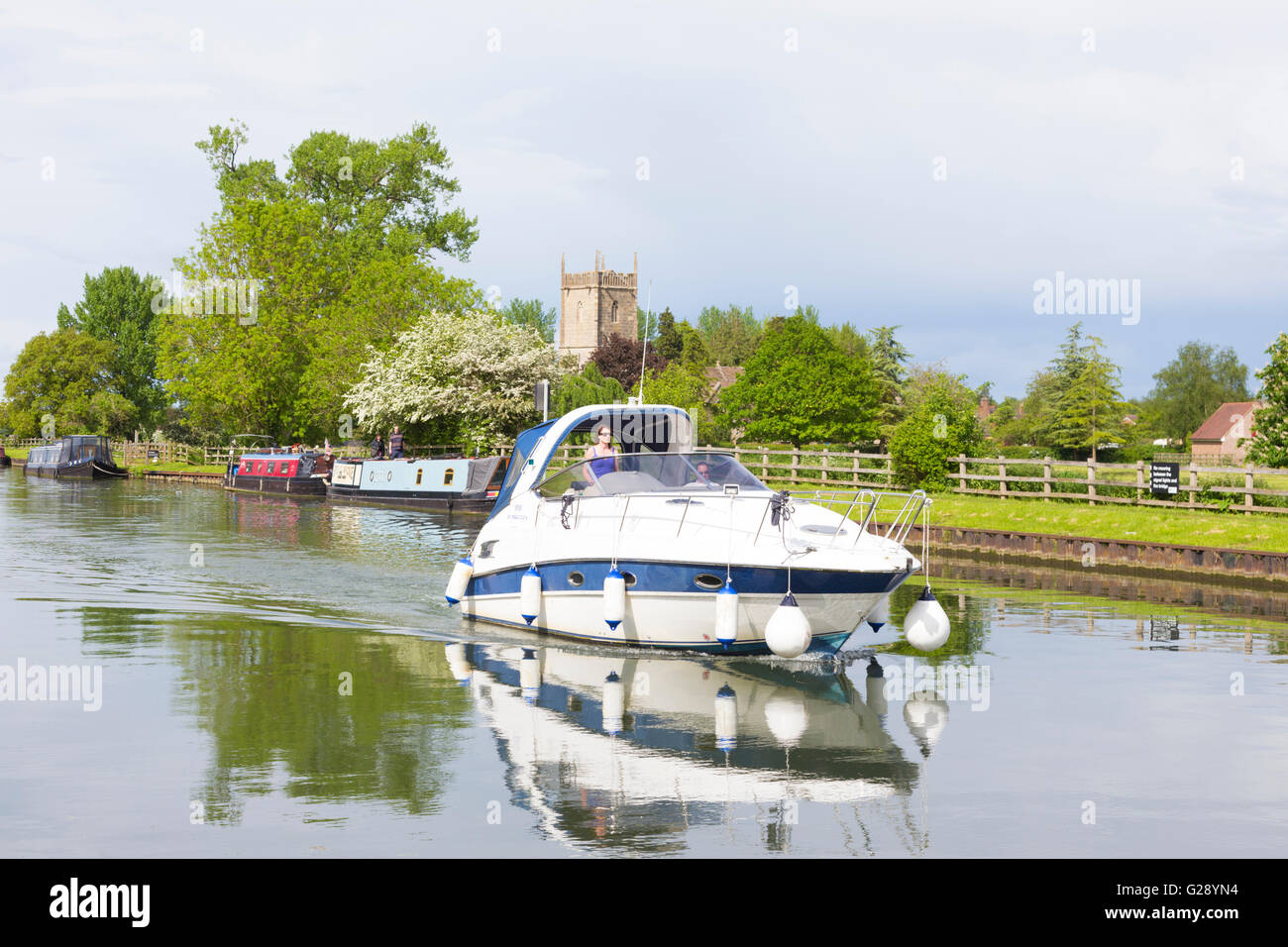 Il canottaggio sulla Gloucester e Nitidezza Canal e Santa Maria Vergine Chiesa Frampton on severn, Gloucestershire, England, Regno Unito Foto Stock