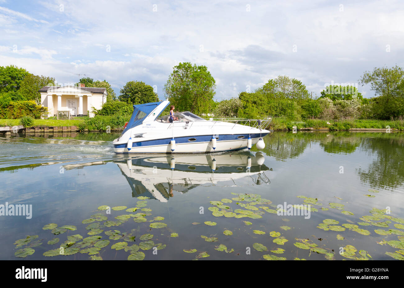 Il canottaggio sulla Gloucester e Nitidezza Canal vicino Frampton on severn, Gloucestershire, England, Regno Unito Foto Stock