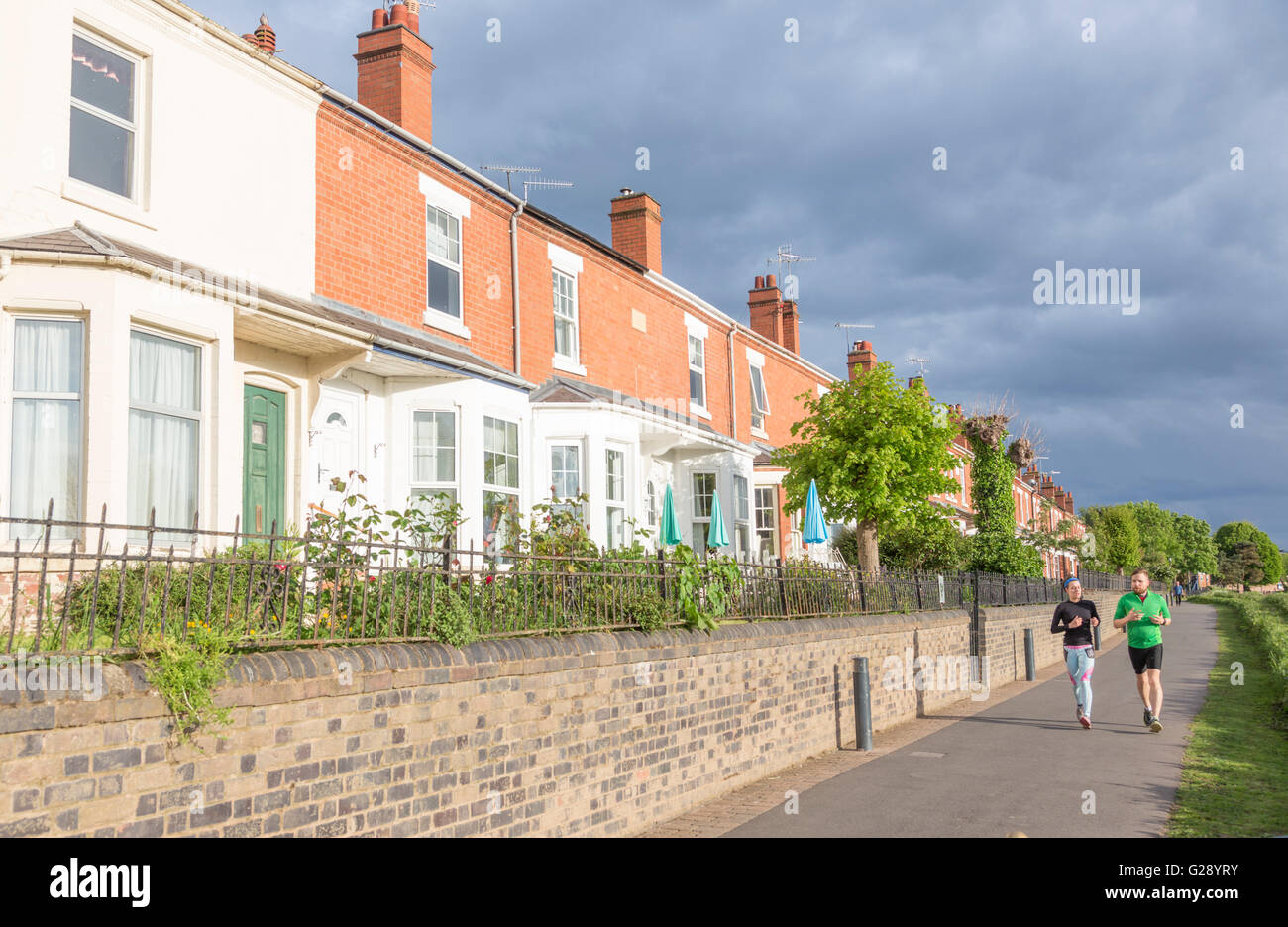 Attraenti case terrazzate sul lungofiume (fiume Severn) a Worcester, Worcestershire, England, Regno Unito Foto Stock