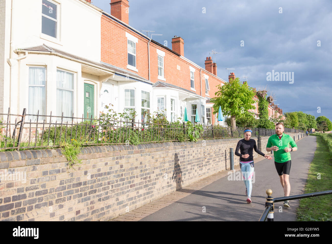 Guide di scorrimento passante attraenti case terrazzate sul lungofiume (fiume Severn) a Worcester, Worcestershire, England, Regno Unito Foto Stock