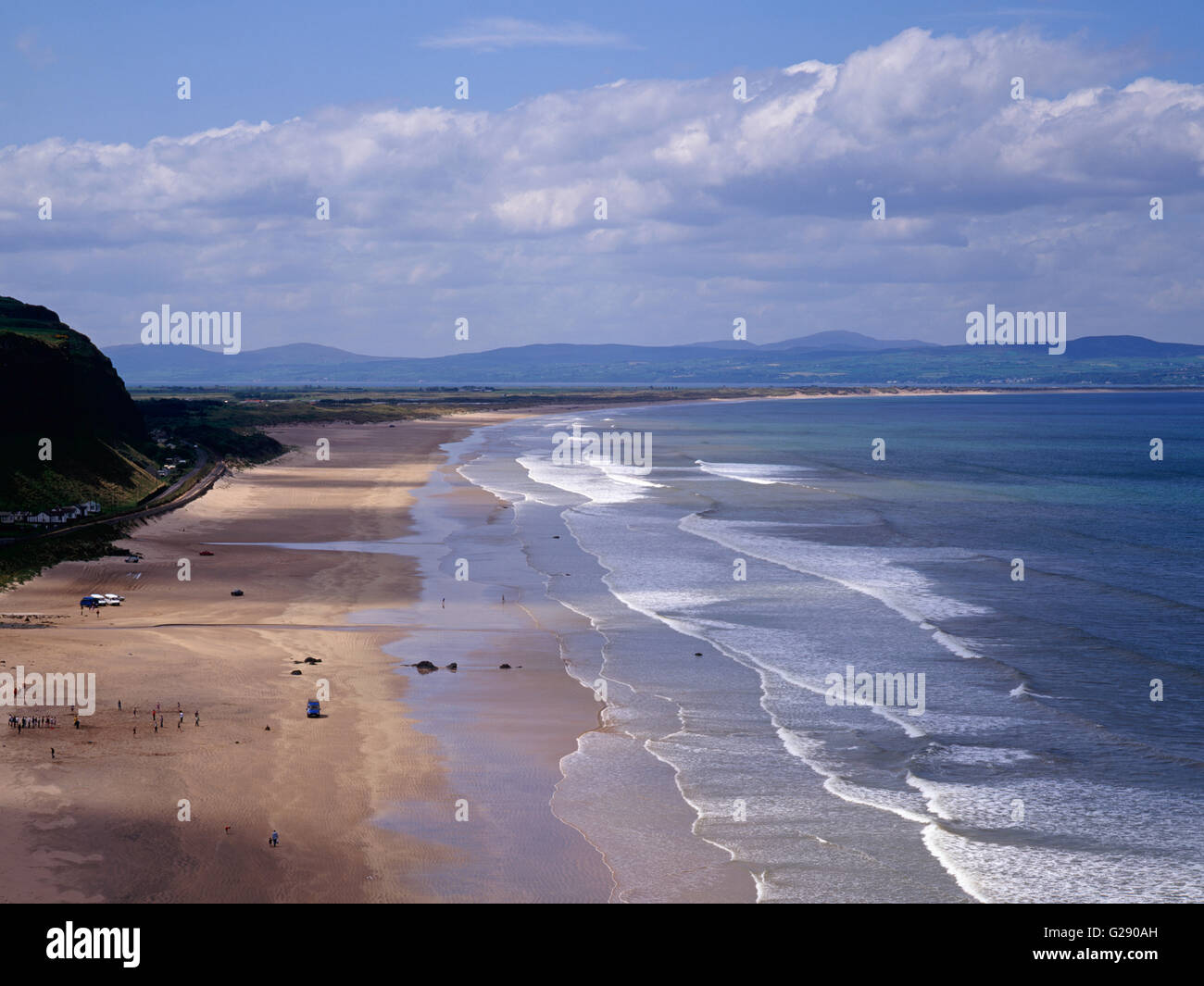 In discesa Strand, Nord costa di Antrim, Irlanda del Nord con la Penisola di Inishowen in background, Donegal Foto Stock