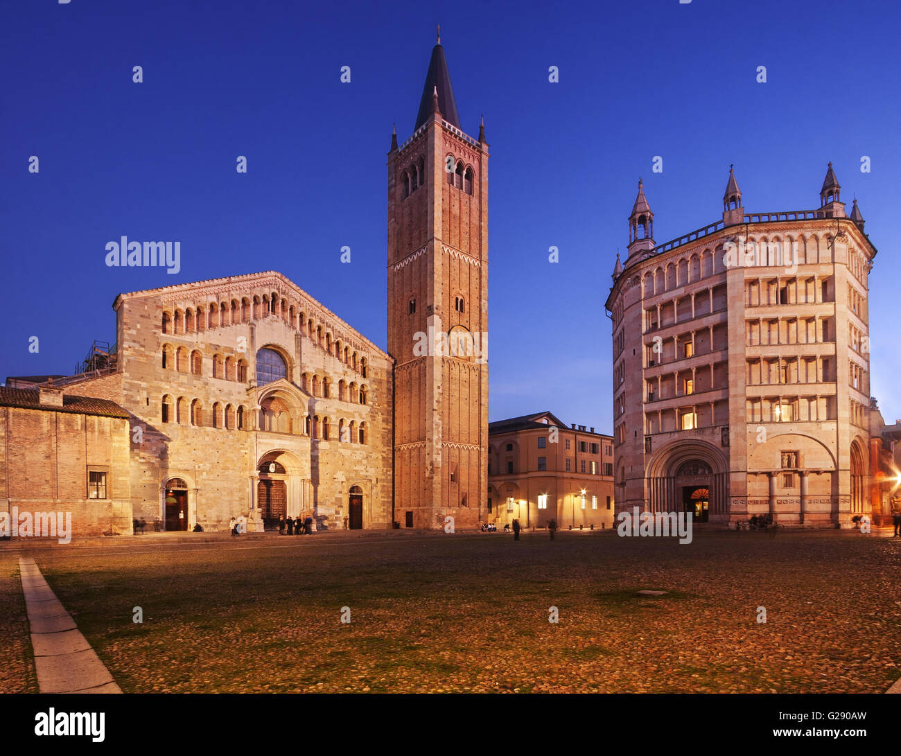 Duomo di Parma (Duomo) e il bel battistero (Battistero) in Emilia Romagna, Italia, illuminate al tramonto. Foto Stock