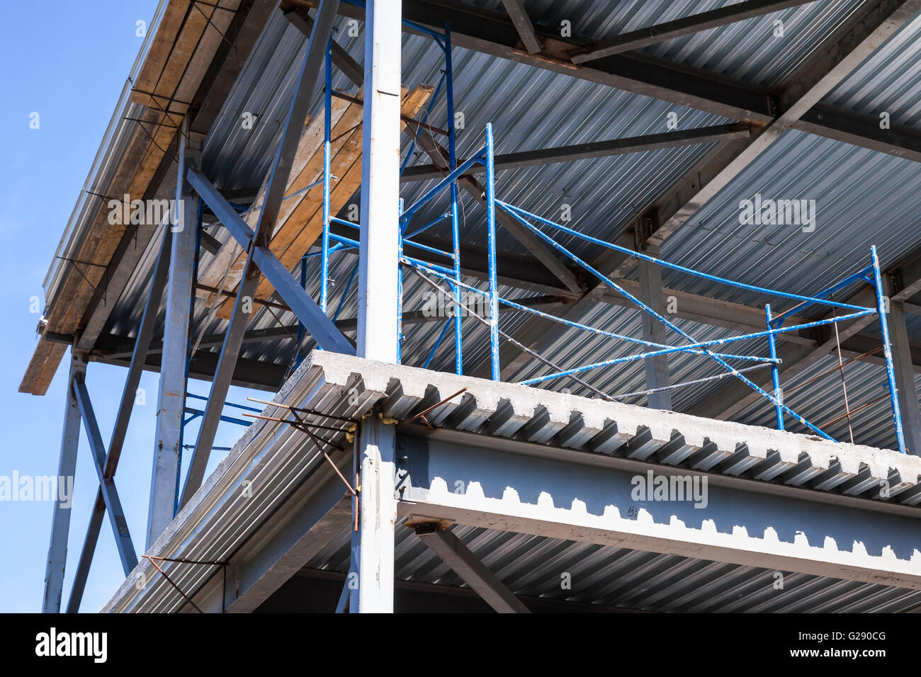 Moderno edificio industriale è in costruzione. Travi in acciaio, decking con pavimenti in cemento Foto Stock