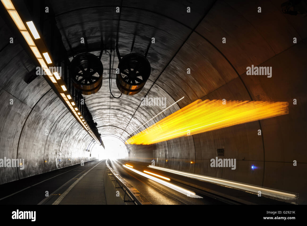 La guida di autobus nel Tunnel de la Croix-Rousse, un nuovo tunnel per i trasporti pubblici, ciclisti e pedoni a Lione, in Francia. Foto Stock