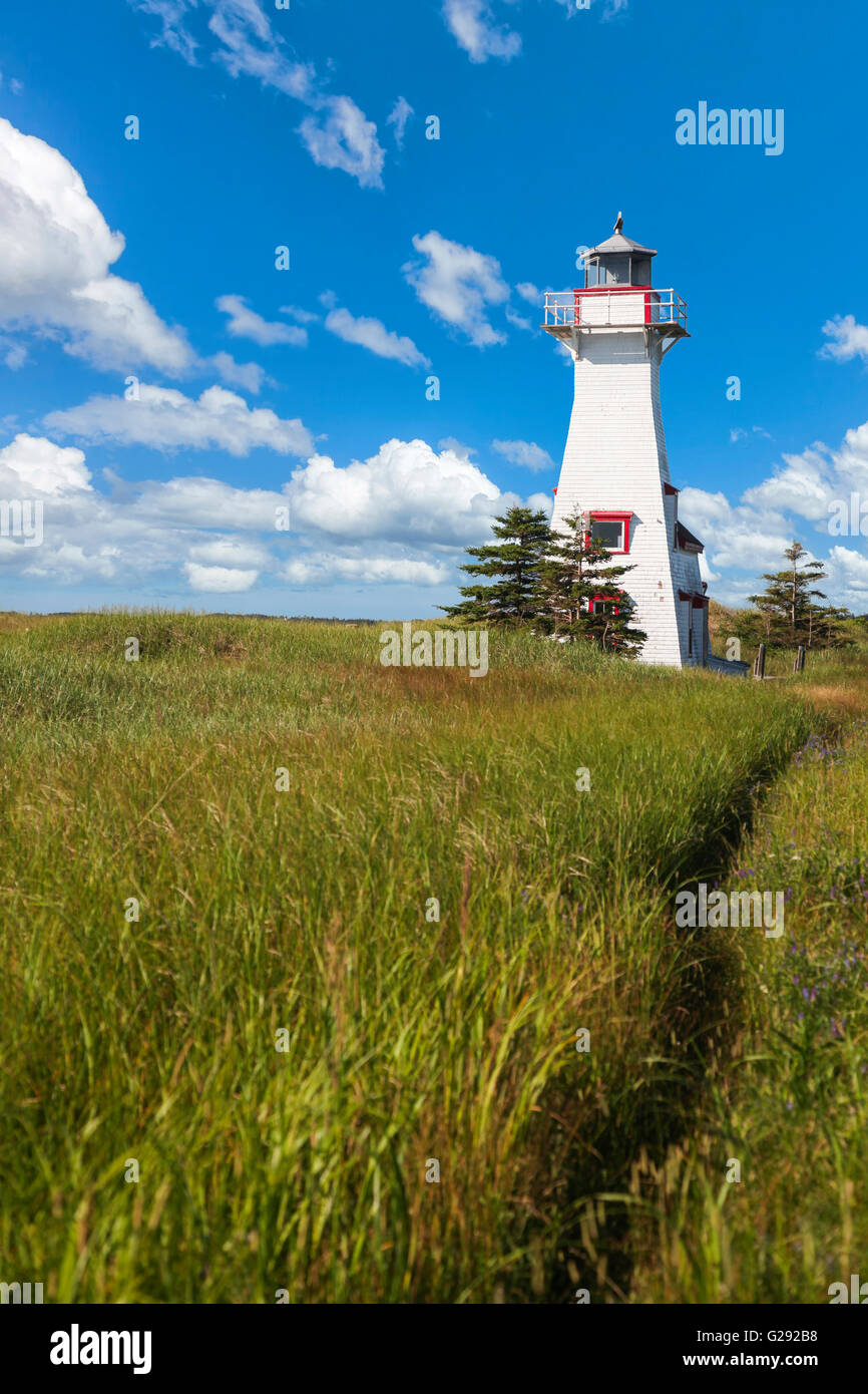 Nuova gamma di Londra luce posteriore o faro situato nel fiume francese, Prince Edward Island, Canada. Foto Stock