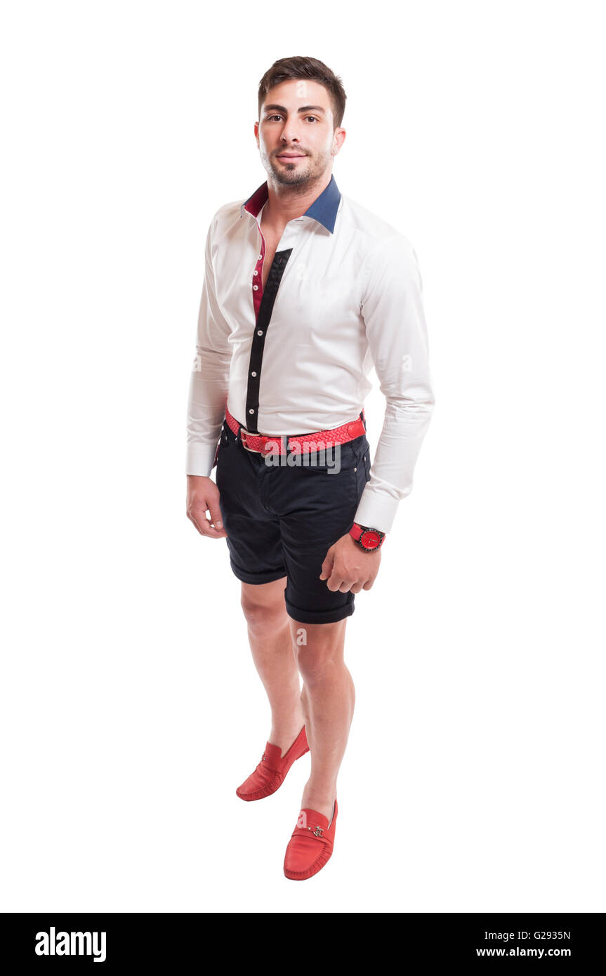 Brunet modello nero che indossa pantaloni corti una camicia