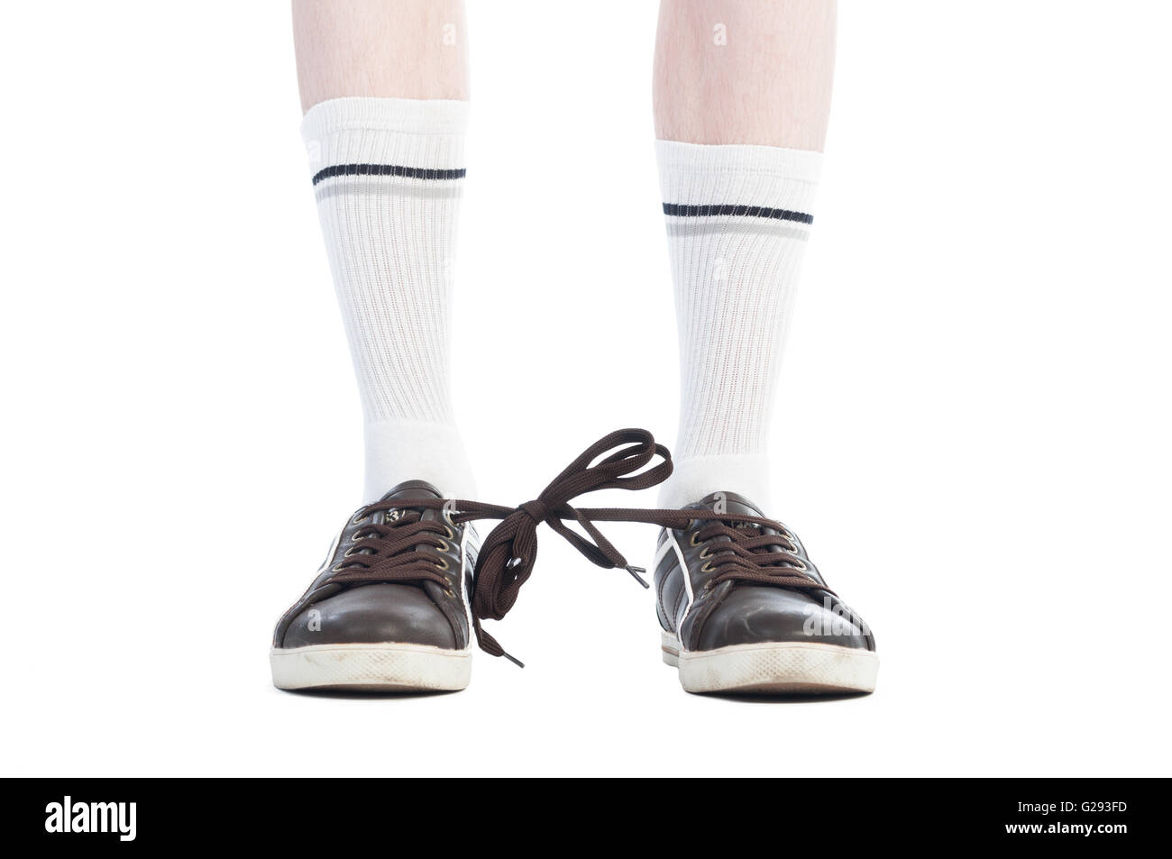 Calze lunghe e lacci delle scarpe legati insieme beffa su sfondo bianco Foto Stock