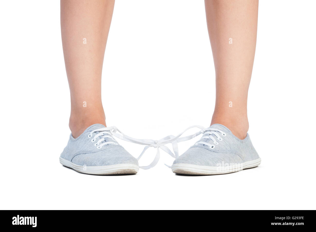 Legato lacci delle scarpe beffa usando kids sneakers Foto Stock
